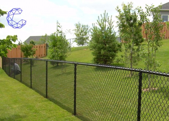 Как правильно установить забор на садовом участке?